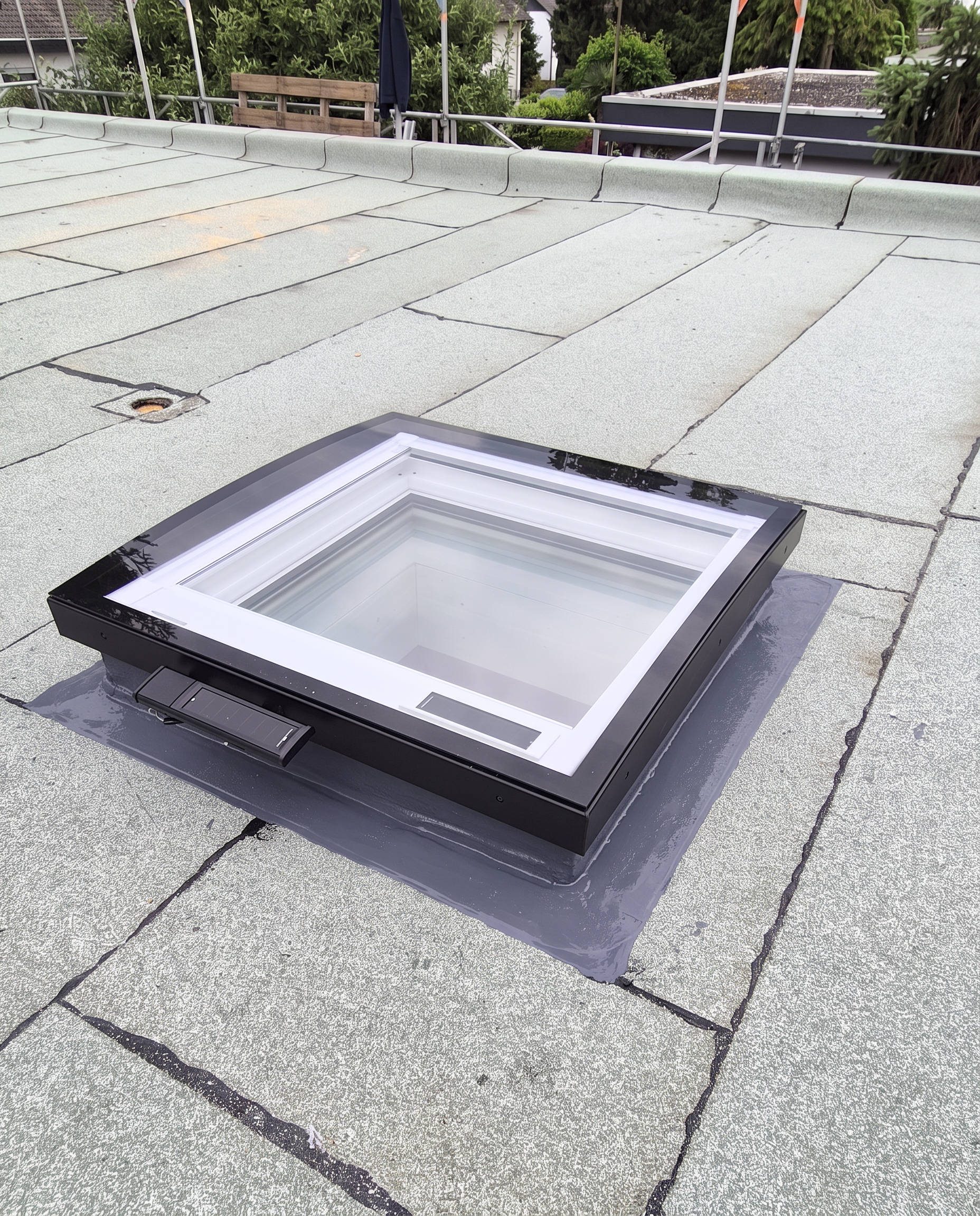 Professionell eingebautes Dachfenster auf einem Flachdach